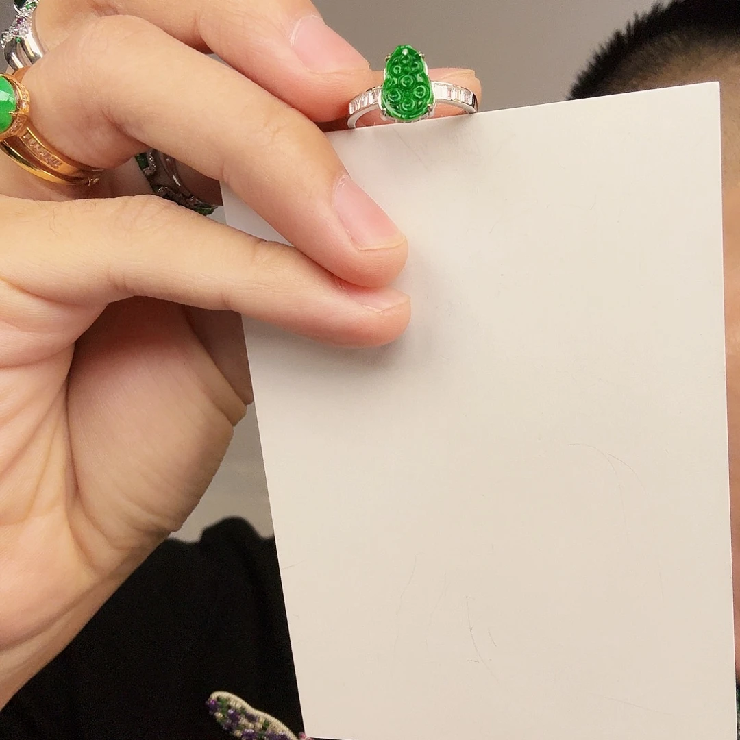 翡翠未镶嵌颈饰一件