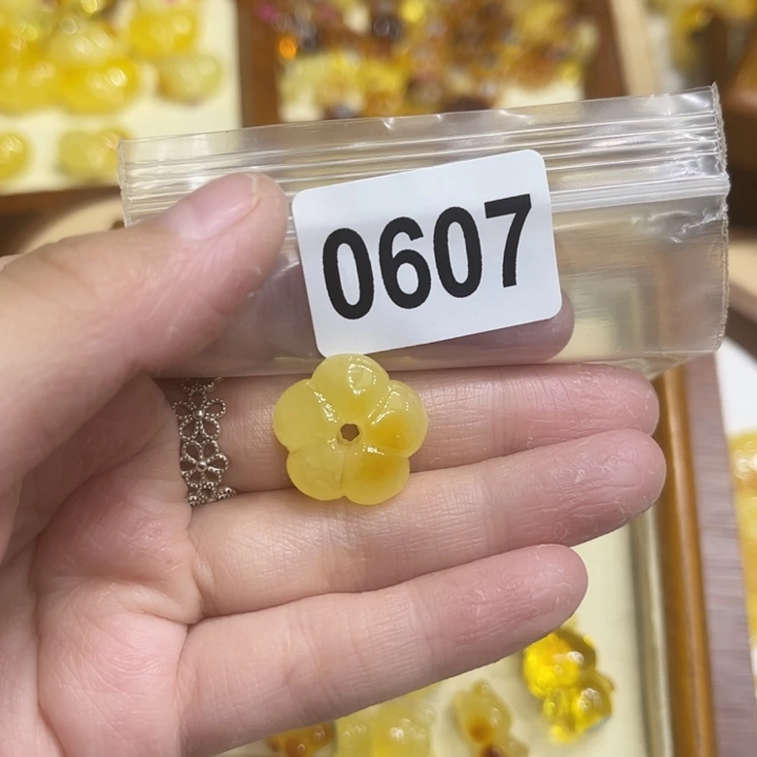琥珀未镶嵌颈饰蜜蜡