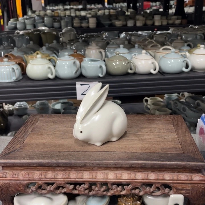 摆件月白釉聪明兔