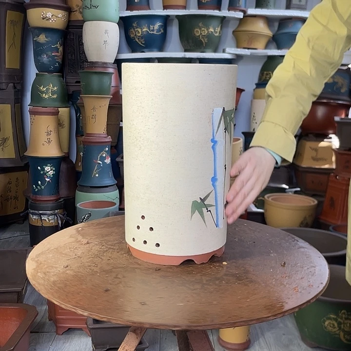 宜兴紫砂白色熊猫笔筒小
