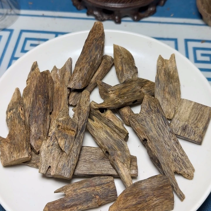 线香绿奇陆河手把件107克