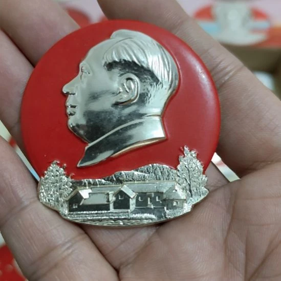 山***面其他普通金属圆形红色人物像章