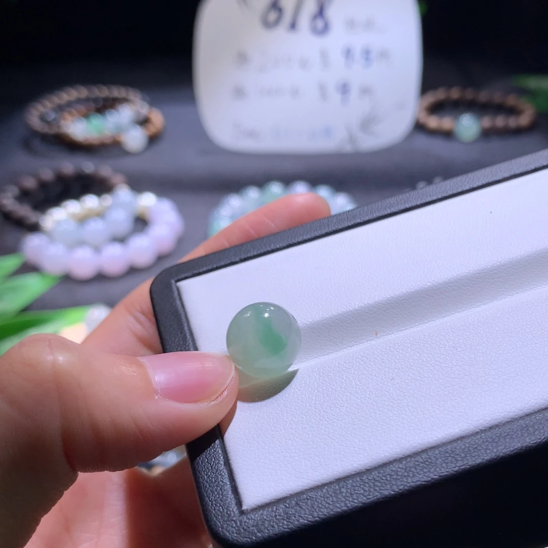 翡翠散珠白底飘金丝绿卡11.75