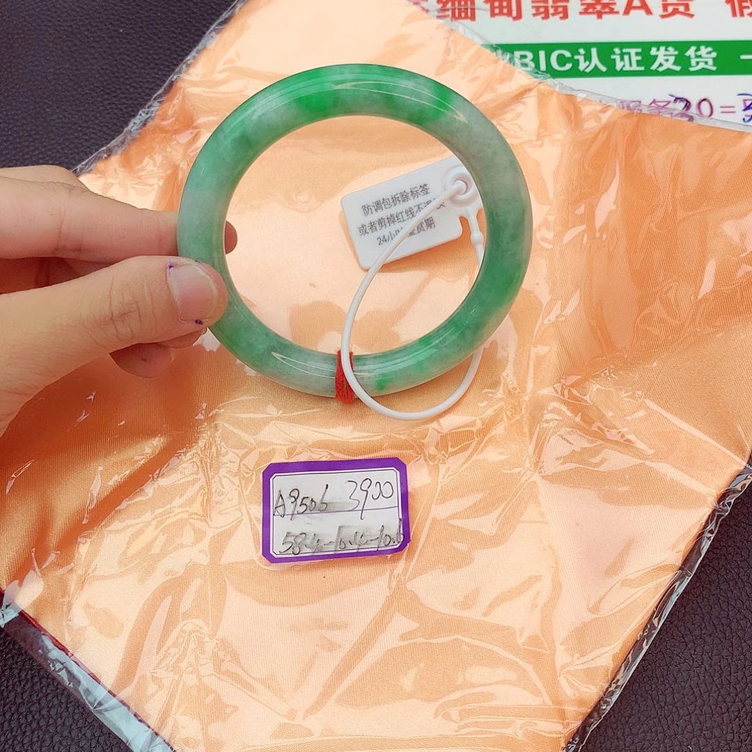 翡翠手镯未镶嵌我