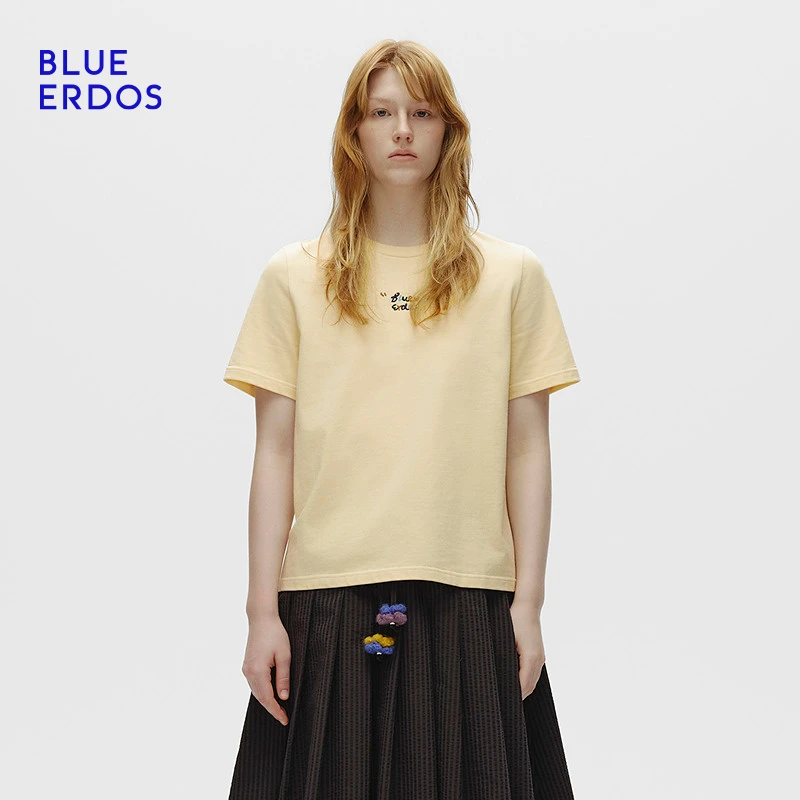 BLUE ERDOS 2025早秋新品气质简约奶油黄正肩刺绣T恤女B256H1006