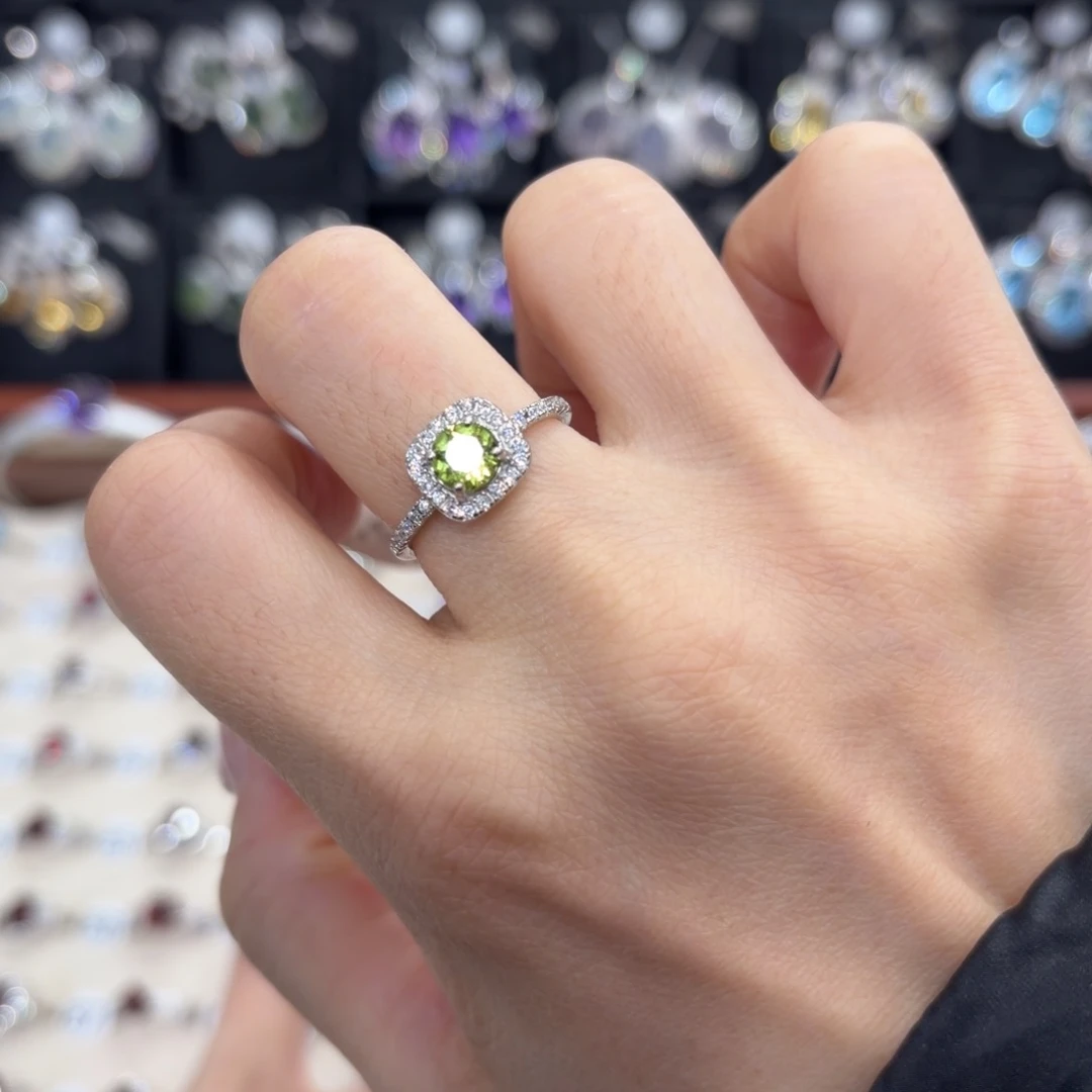 宇***文橄榄石银S925镶嵌戒指