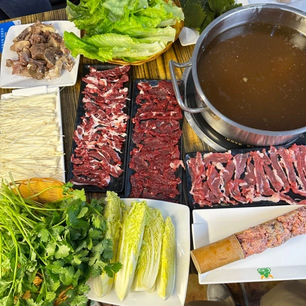 7-8人牛肉火锅【16荤 7素 1主食 含牛骨汤底 餐具 桌布 蘸料】