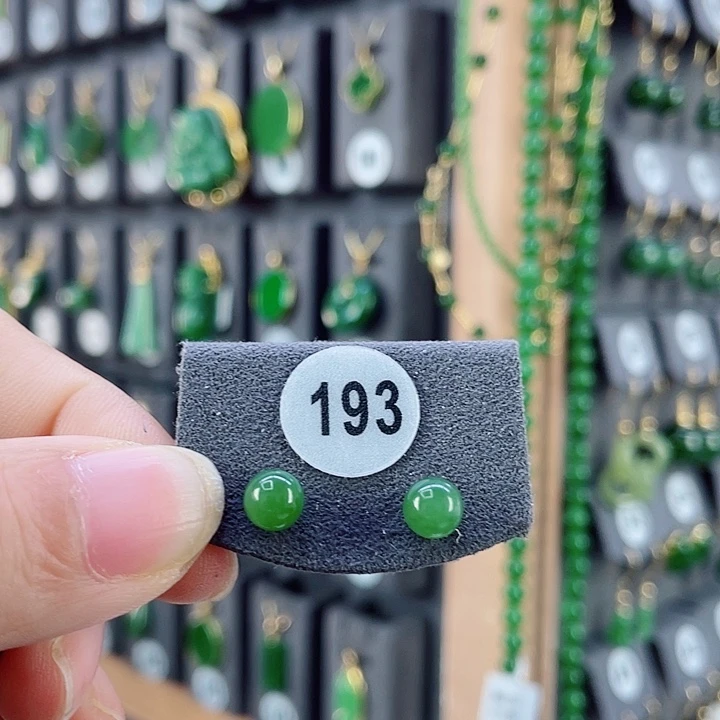 18K金镶嵌和田玉耳饰