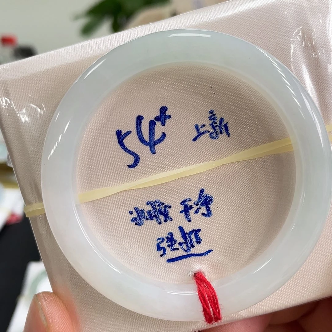 翡翠手镯未镶嵌翡翠手镯