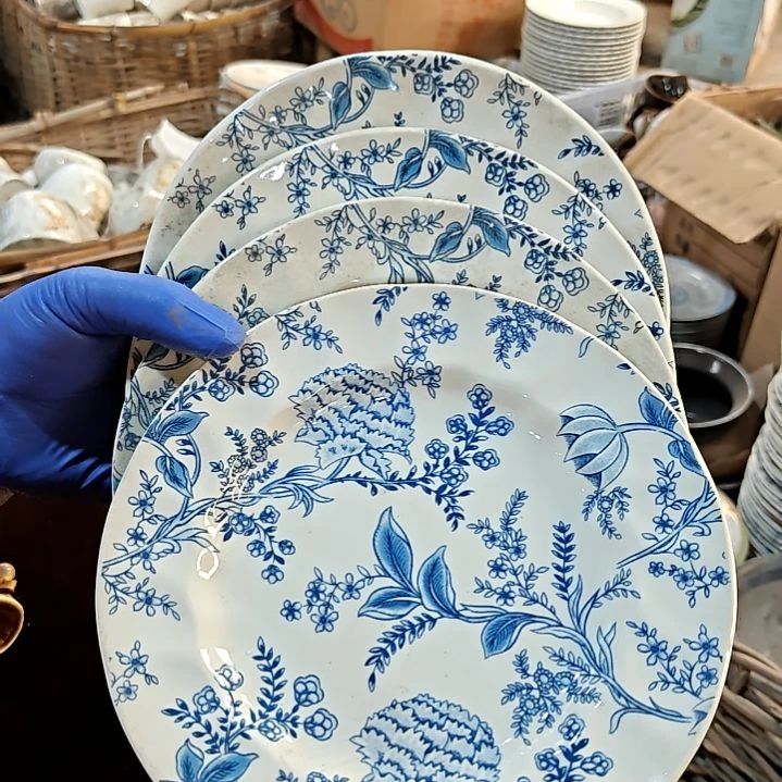 摆件盘子碗茶壶啥都有