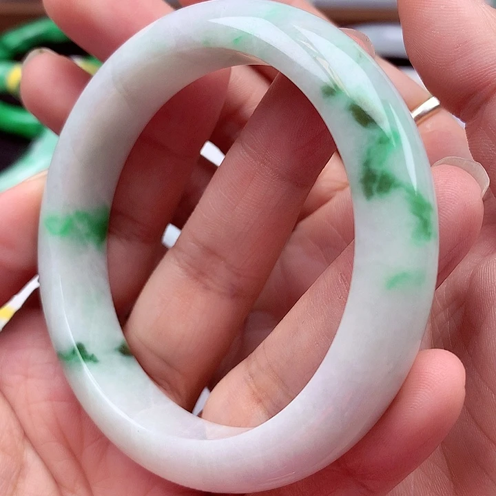 翡翠手镯未镶嵌翡翠