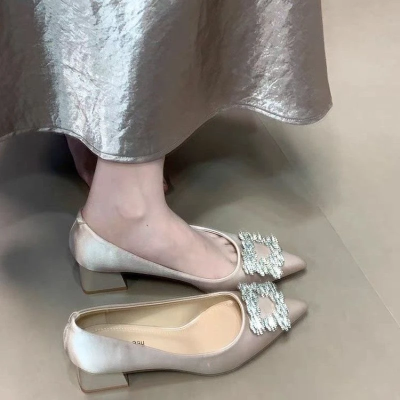 设计感尖头水钻方扣玛丽珍鞋2025年新款百搭粗跟一脚蹬浅口单鞋