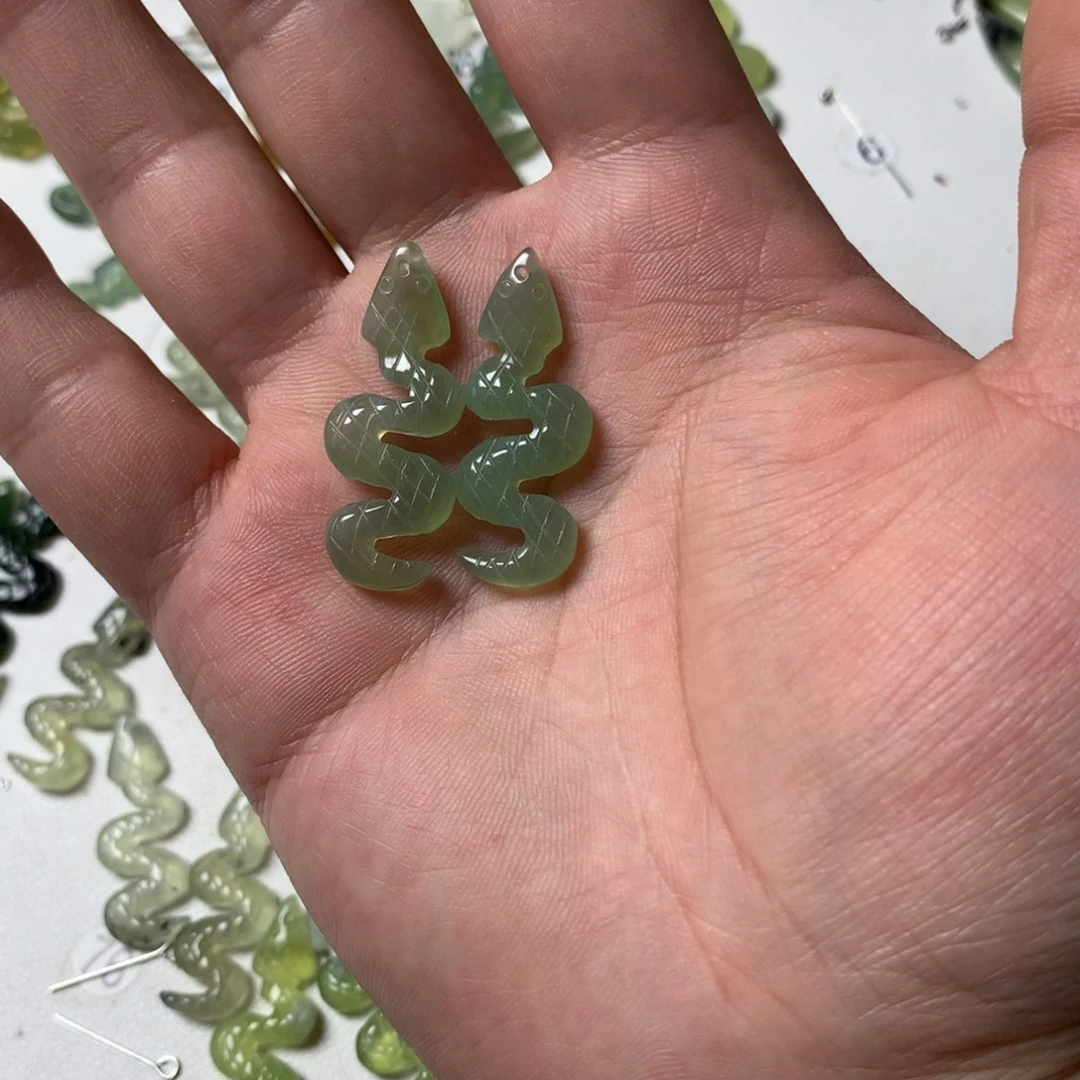 蛇纹石玉未镶嵌耳坠
