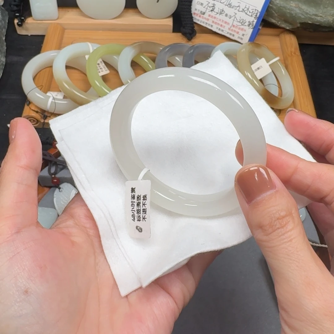 和田玉未镶嵌手镯