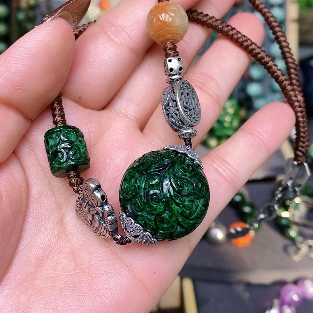 翡翠颈饰未镶嵌漂亮美眉