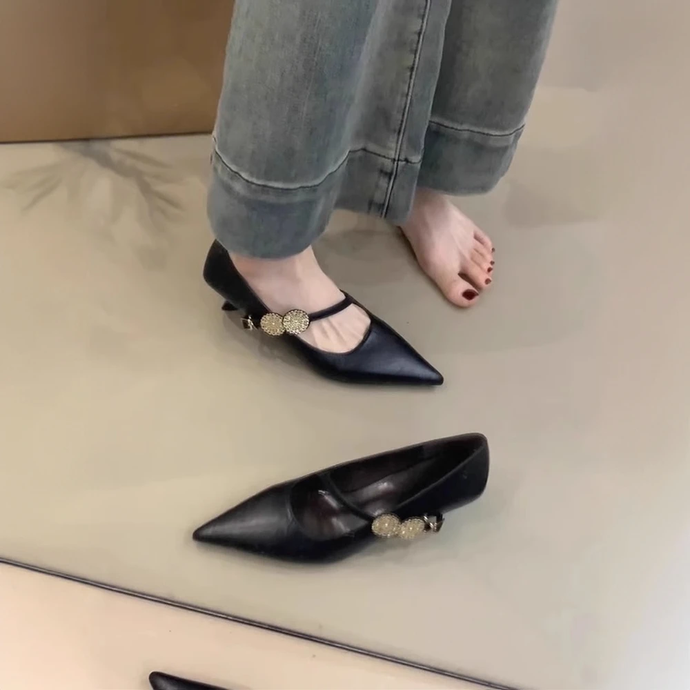 玉栈尖头气质金属扣一字带高跟鞋女春季新款低跟法式通勤黑色单鞋