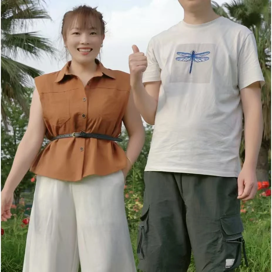 橘色无袖衬衫上衣白色裤子套装