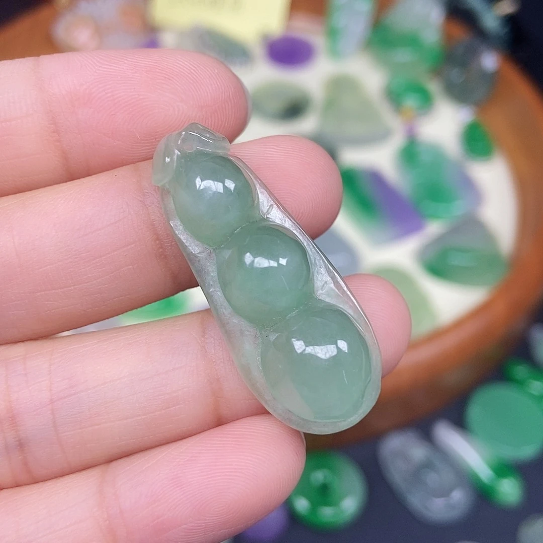 翡翠未镶嵌颈饰豆