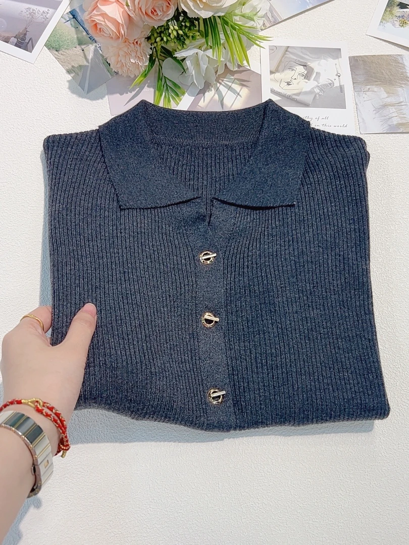 初秋家春季新款圆领金属扣针织衫