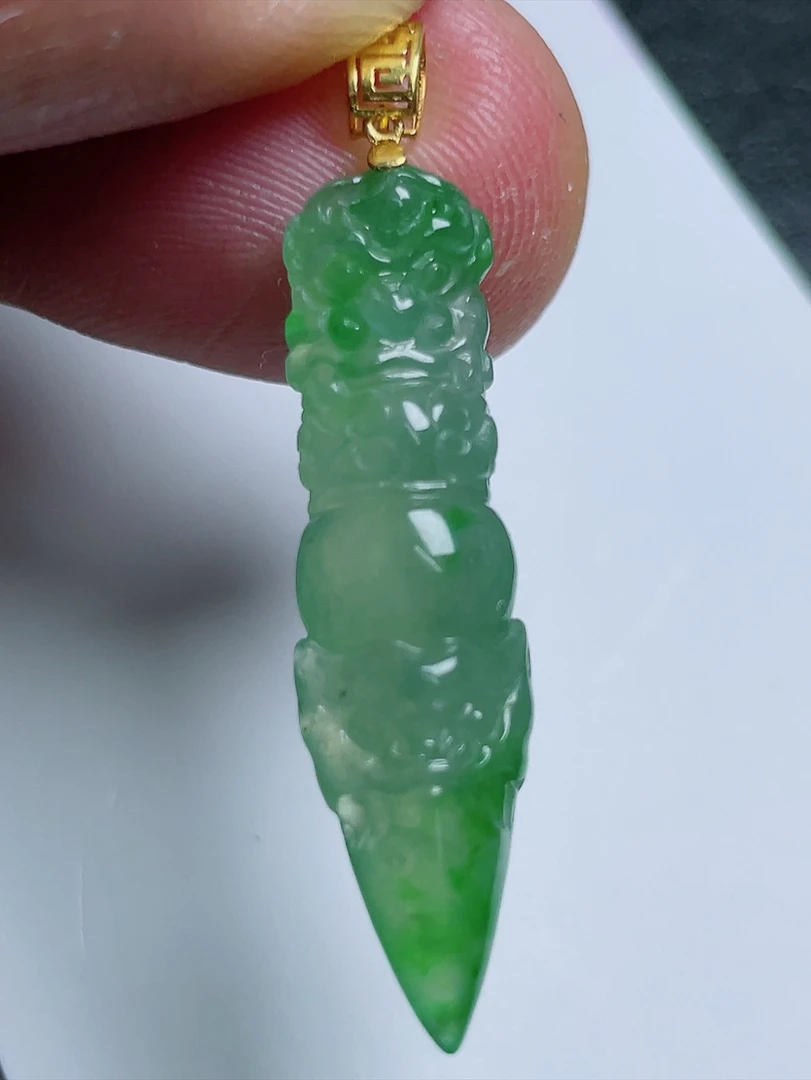 金刚杵缅甸翡翠、所向披靡、无坚不摧，18 K金镶嵌吊坠、41-9.2-6.6