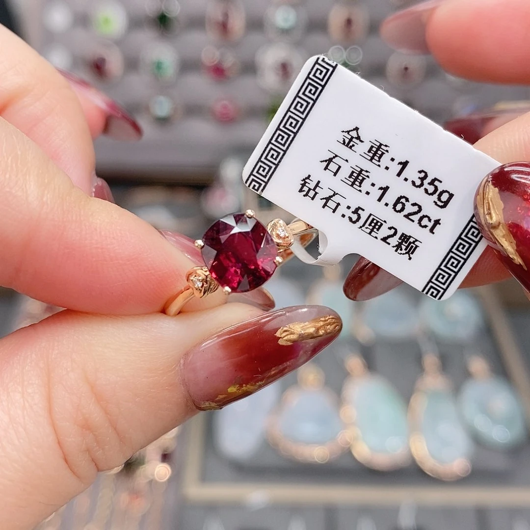 18K金镶嵌戒指碧玺1.62。
