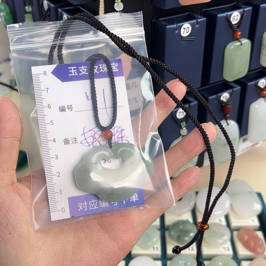 石英质玉合金颈饰