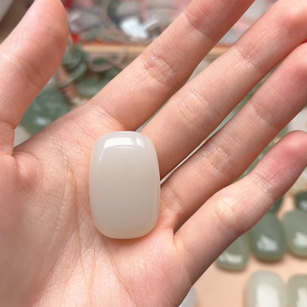 T***T和田玉未镶嵌颈饰