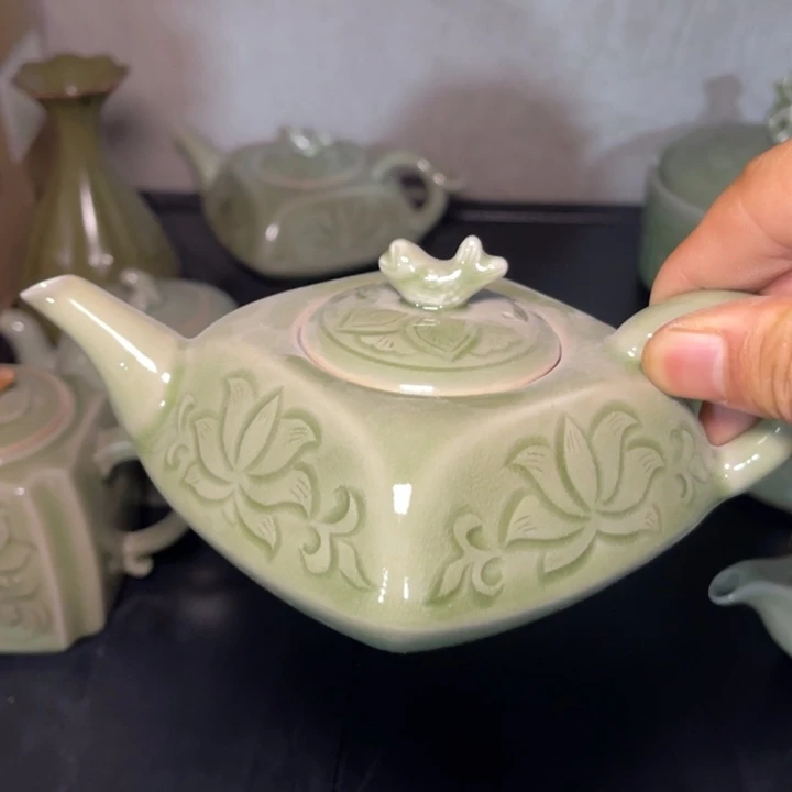 微瑕刻花四方壶一只