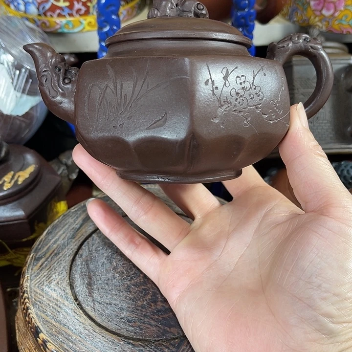 茶壶紫泥原矿泥料手工制作的一把紫砂壶。