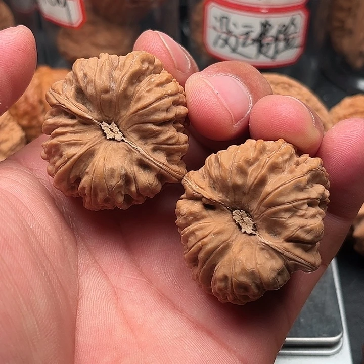 M***i文玩核桃把件凹的