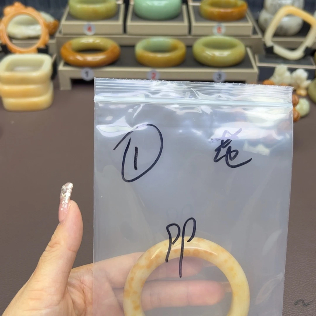 石英质玉手镯未镶嵌花*