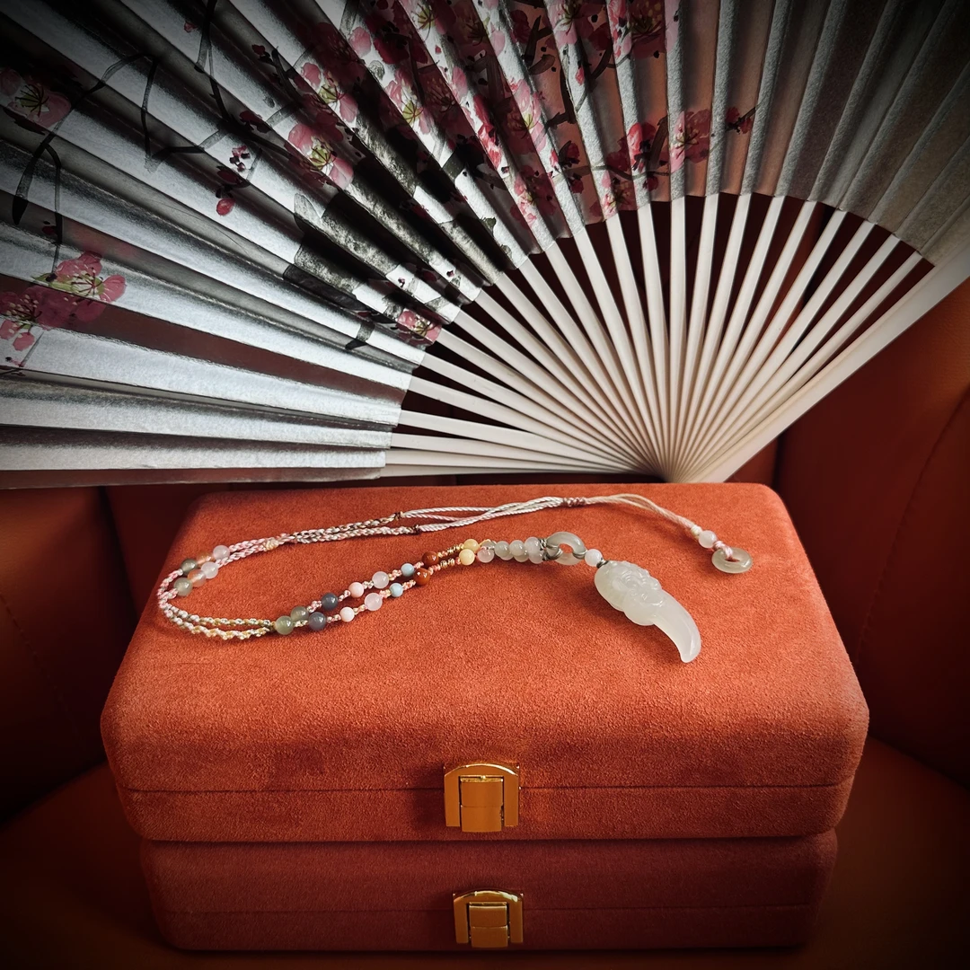 壹屿珠宝 022162  和田玉熬闰裂空爪颈饰