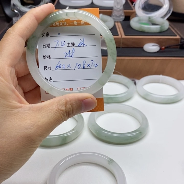 ****。石英质玉手镯未镶嵌