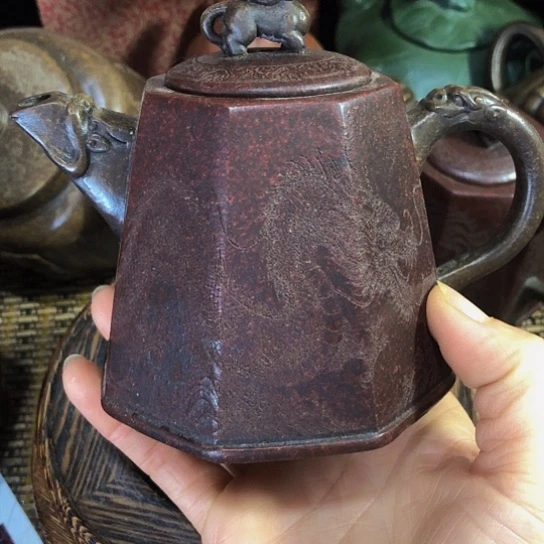 茶壶紫砂原矿泥料手工制作一把紫砂壶。