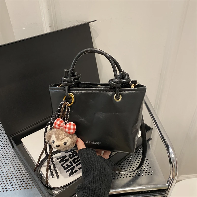 高级感复古棕色小包包女2024新款秋冬季百搭斜挎包超火手提水桶包