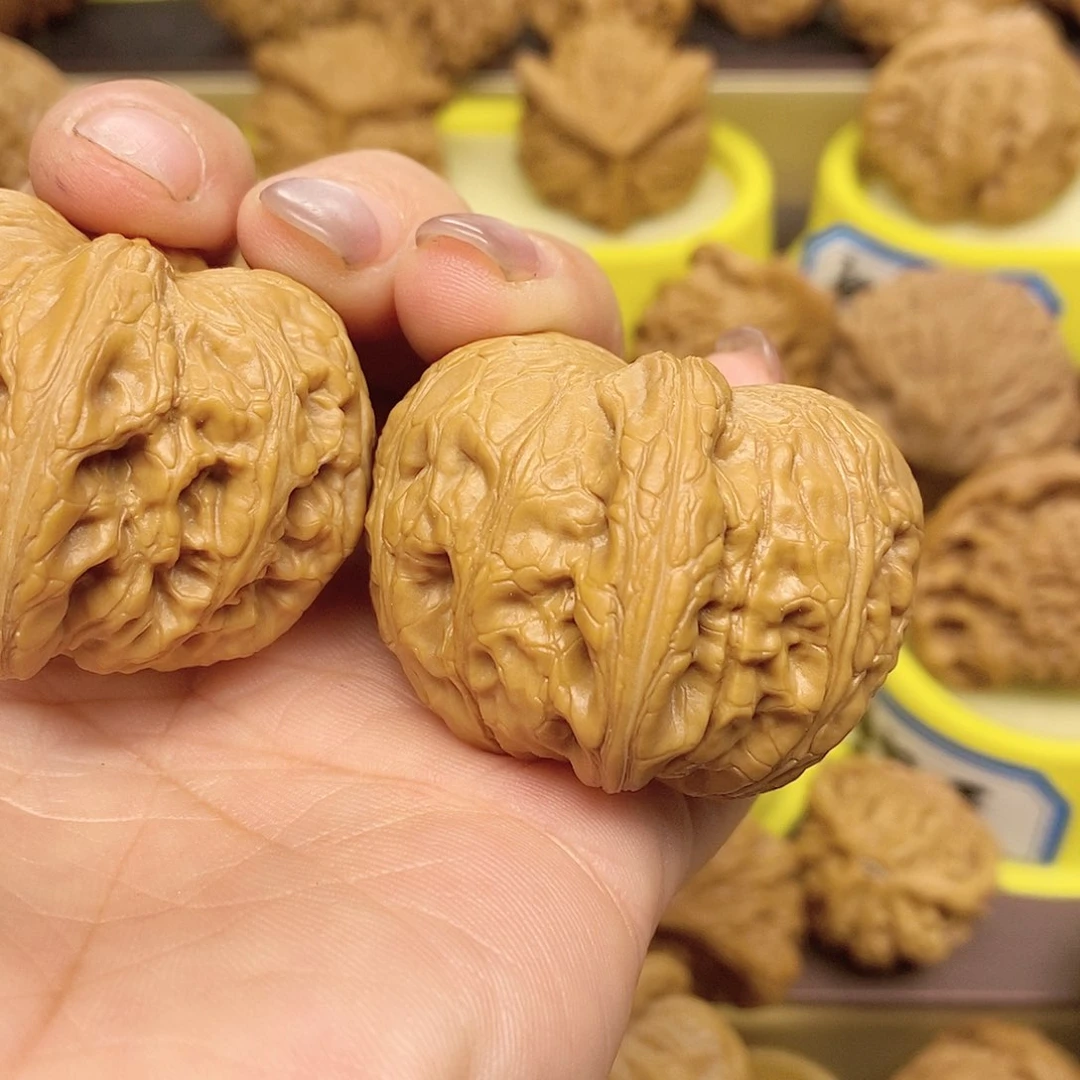 文玩核桃吊坠伟元宝