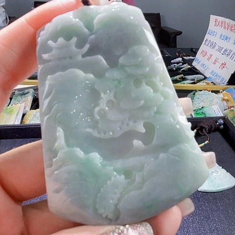 翡翠未镶嵌颈饰一个