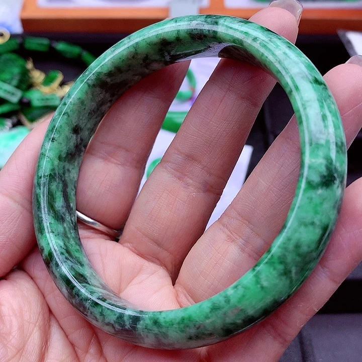 翡翠手镯未镶嵌翡翠