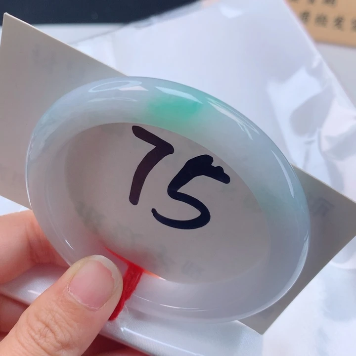 翡翠手镯未镶嵌白底青