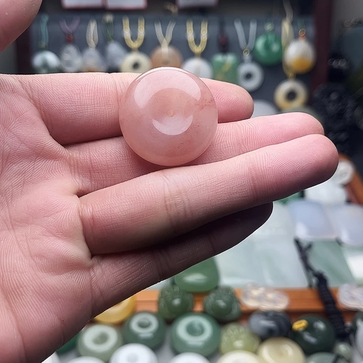 石英质玉（金丝玉）未镶嵌颈饰桃花酿平安扣