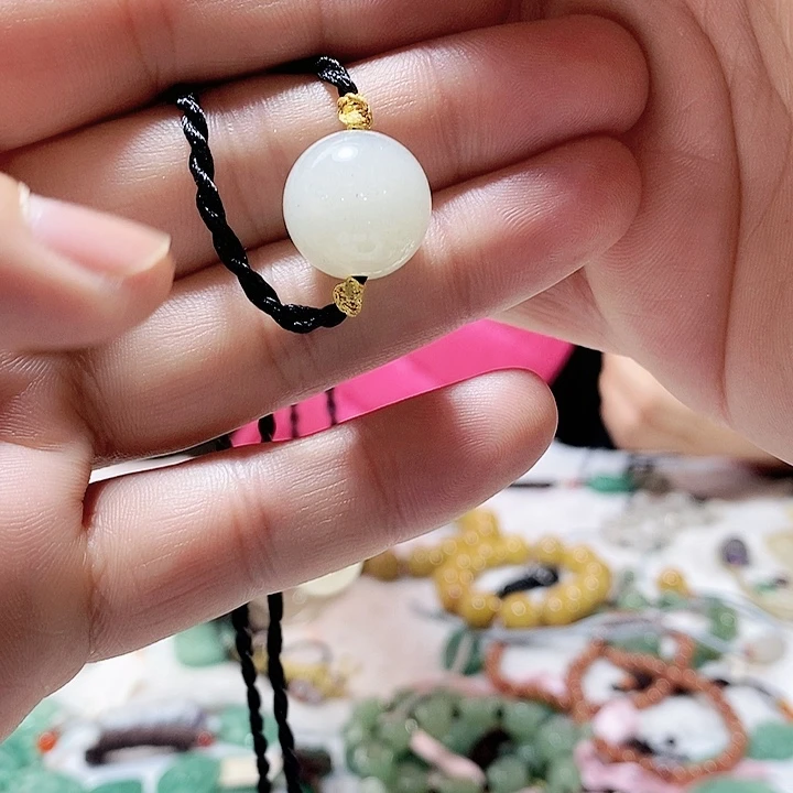 密玉（石英质玉）颈饰未镶嵌