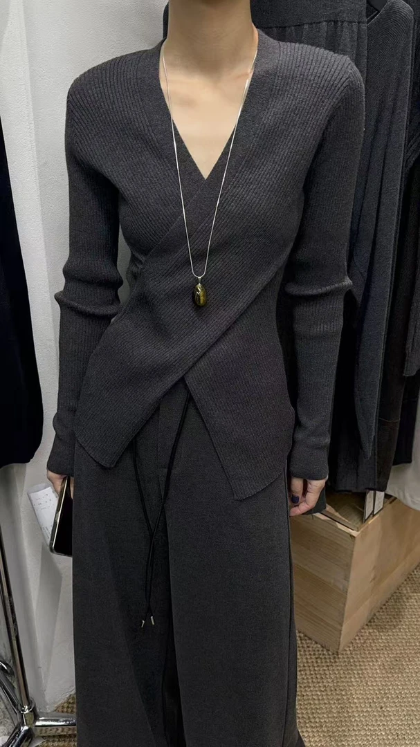 慢慢[801-850]2025秋冬新款高级显瘦气质时尚百搭上衣23