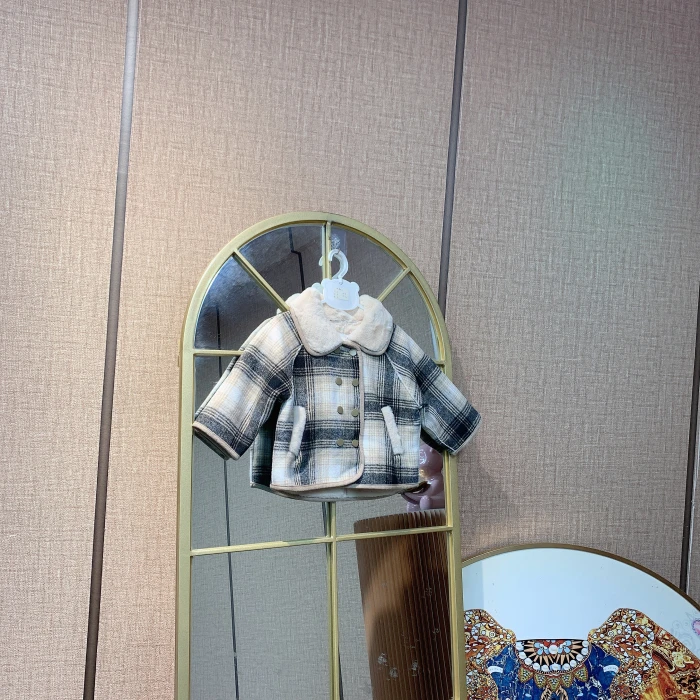 M1602  宝宝米杏色格子外套 加绒