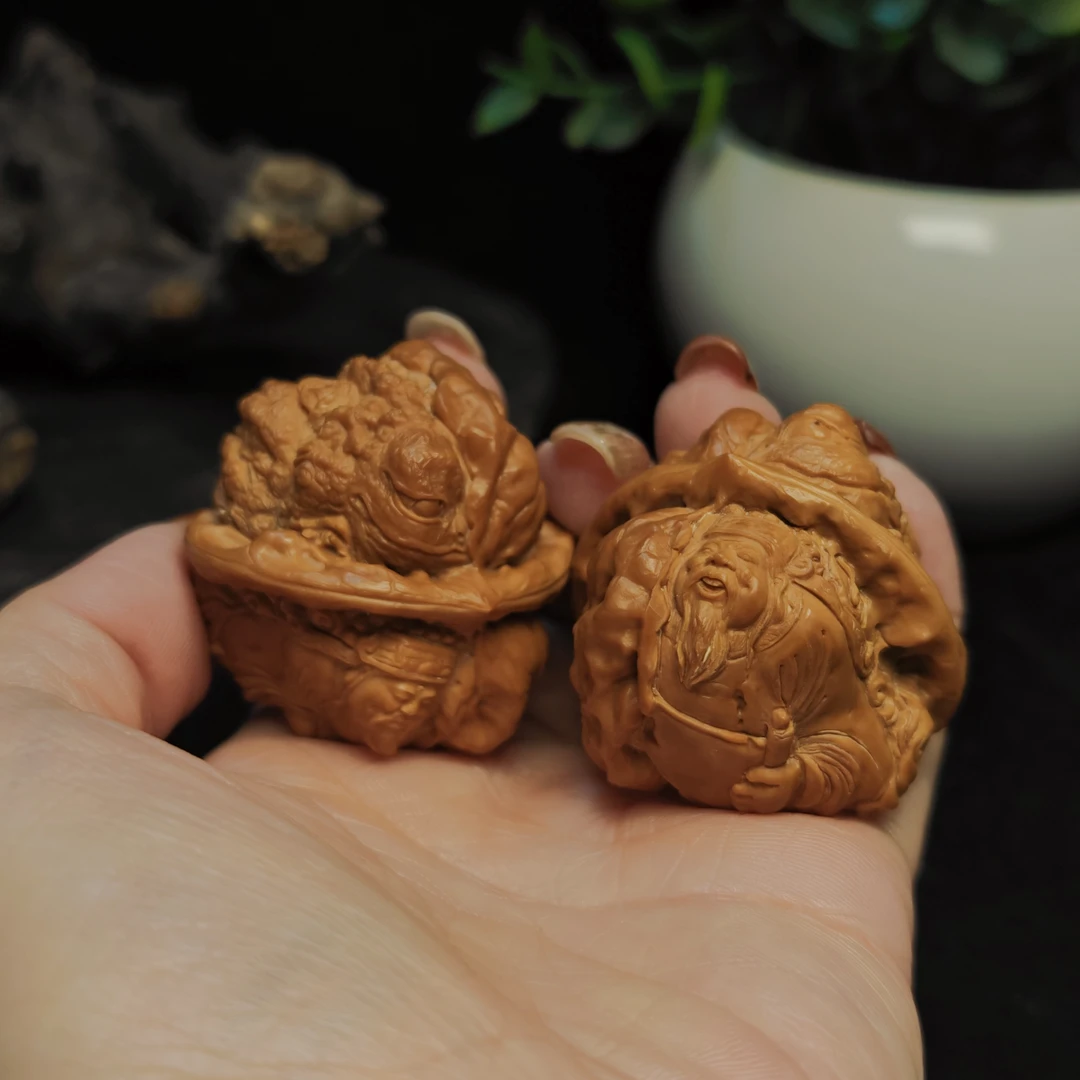 毕业二回G2887藏锋财神金蟾核桃雕刻把件