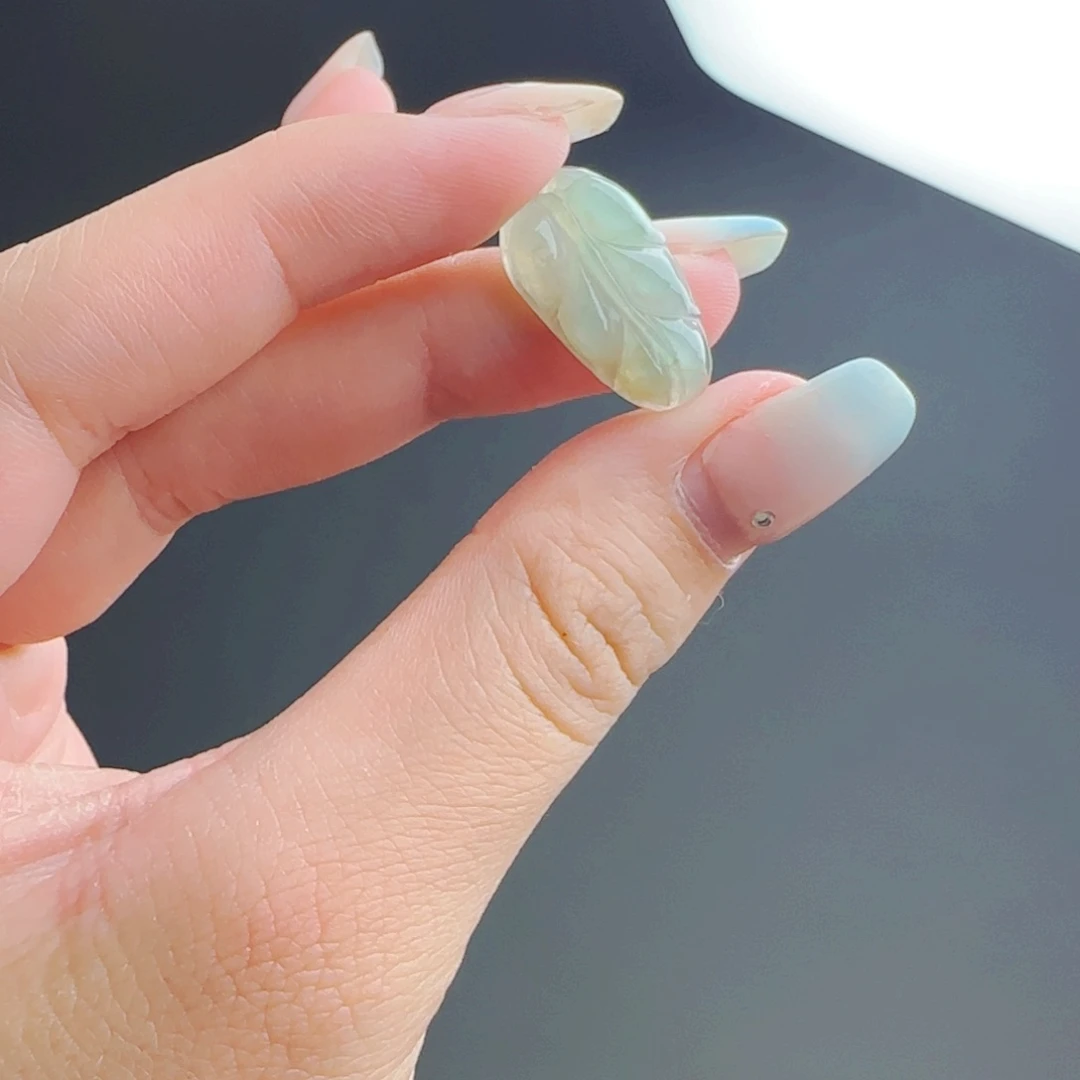 翡翠未镶嵌颈饰叶子