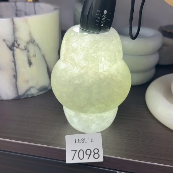 X098.               笔筒