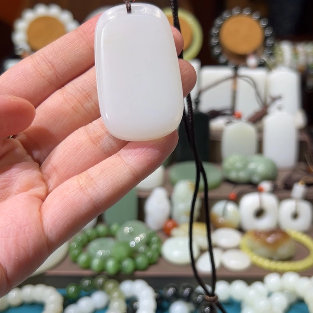 和田玉未镶嵌颈饰张*呀