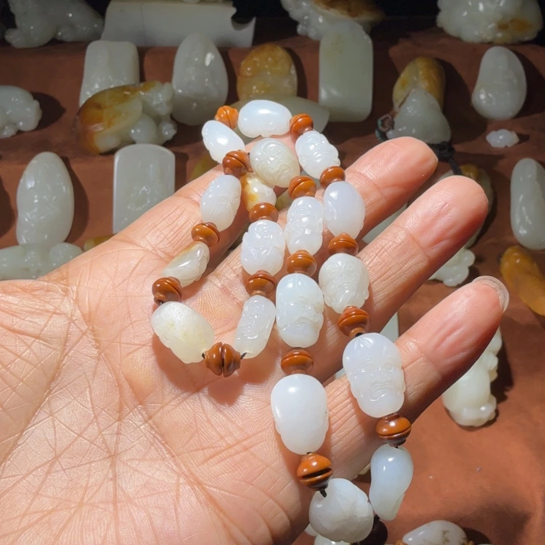 威***城和田玉未镶嵌颈饰