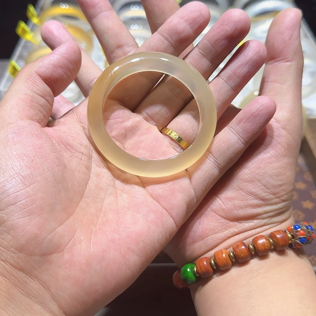 玛瑙/玉髓手镯未镶嵌J****皇