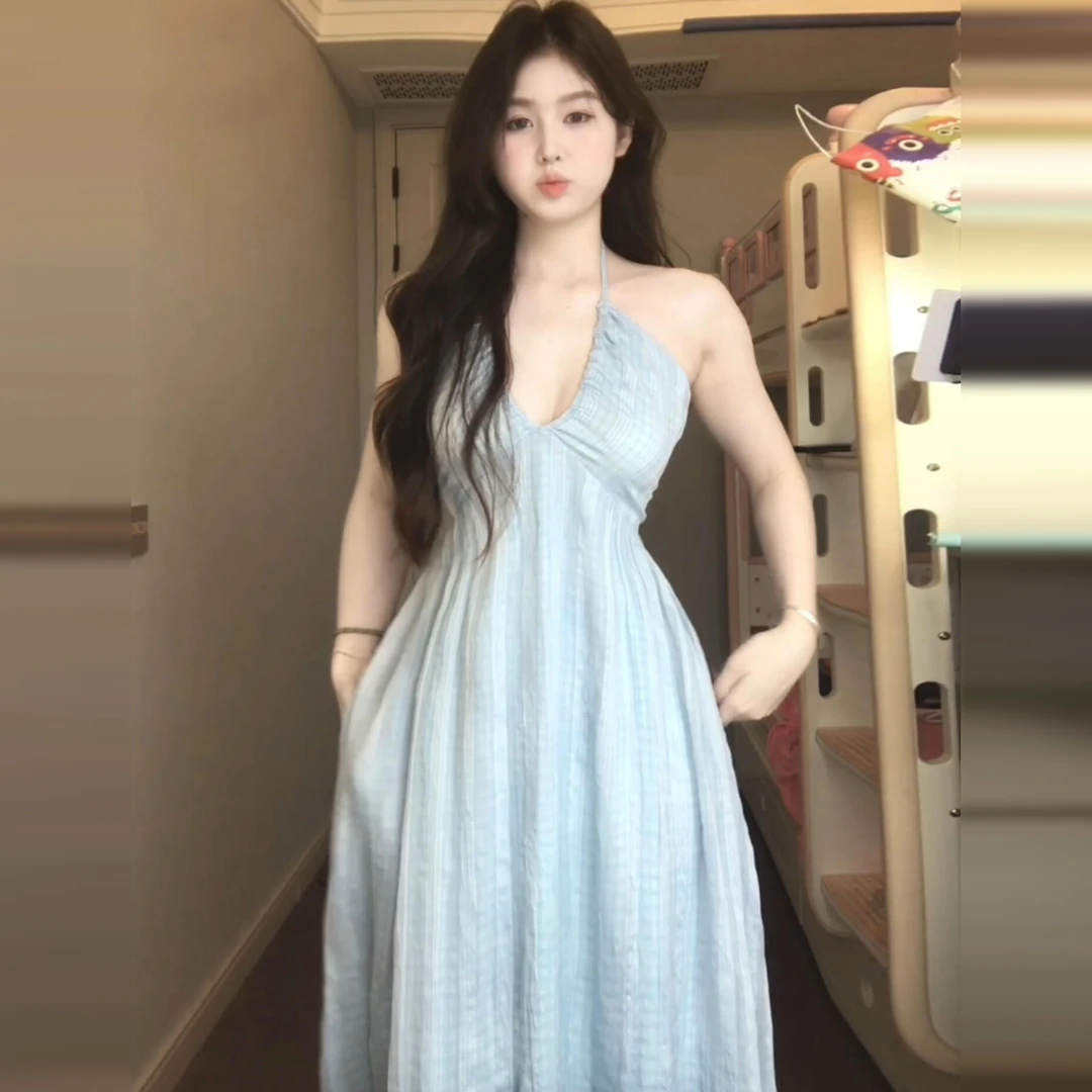2025新款海边度假风蓝色挂脖吊带连衣裙子女夏季法式露背沙滩长裙